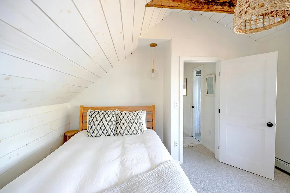 How to Choose between Shiplap vs Wainscoting?